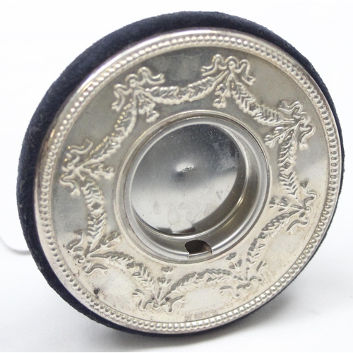 1026 - A small silver watch stand or picture frame, London 1994 by Kitney & Co, approx 7.5cm wide