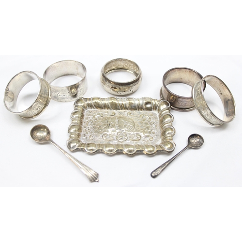 1029 - Qty of assorted silver items to inc 5 napkin rings, 2 salt spoons and a small silver Reynold's Angel... 