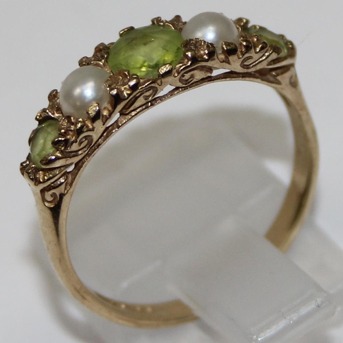 1128 - An antique style 9ct gold ring set with pearl and peridot, full hallmarks and XRF confirmed, approx ... 