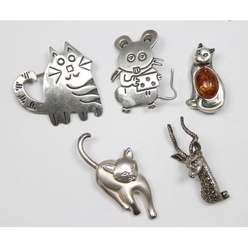 1165 - 5 silver brooches, 3 formed as a Cat, a mouse and a marcasite antelope (5)