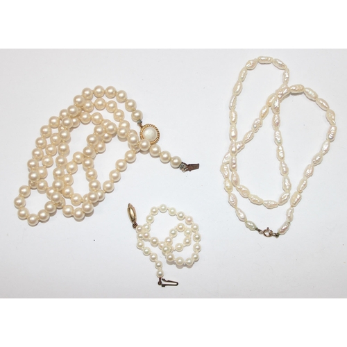 1169 - A baroque pearl necklace with 9ct gold clasp, a seed pearl and 9ct gold bracelet, and a faux pearl n... 