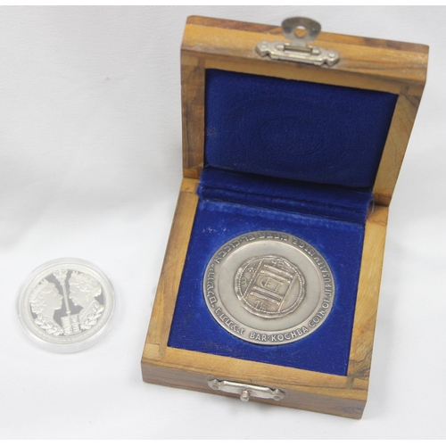 1213 - An Israeli 935 sterling silver medallion in olivewood box, the medallion approx 46.93g gross and a 2... 