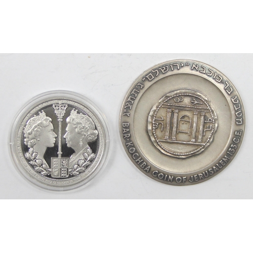 1213 - An Israeli 935 sterling silver medallion in olivewood box, the medallion approx 46.93g gross and a 2... 