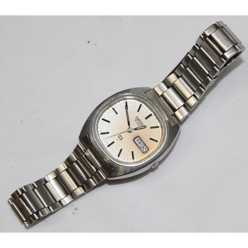 1319 - A vintage Seiko SQ Quartz watch with stainless steel strap, 7546-5070 & 7456-507L,  in box with pape... 