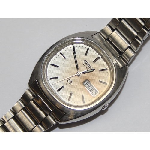 1319 - A vintage Seiko SQ Quartz watch with stainless steel strap, 7546-5070 & 7456-507L,  in box with pape... 