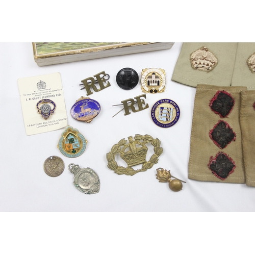 1426 - Qty of assorted mixed military items to inc badges and 3 pairs of tropical epaulettes to a Captain &... 