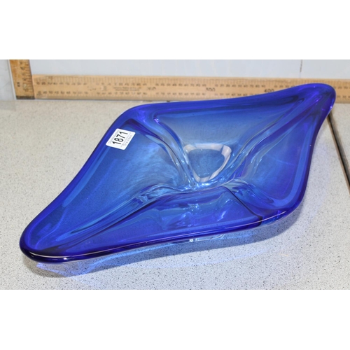 1751A - 2 pieces of heavy coloured art glass in the Murano style, blue centre piece measures approx 50cm