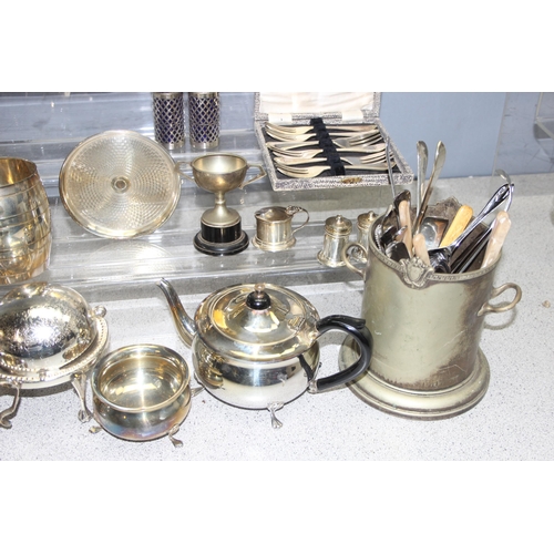 1041 - Qty of assorted antique and later silver plate and other metalware, approx 7.2kg gross