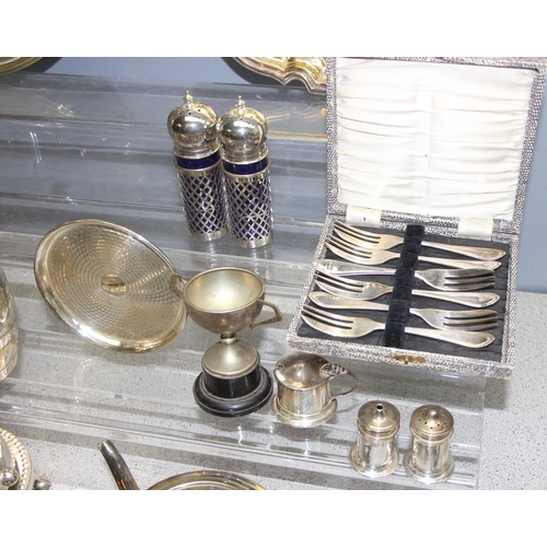 1041 - Qty of assorted antique and later silver plate and other metalware, approx 7.2kg gross