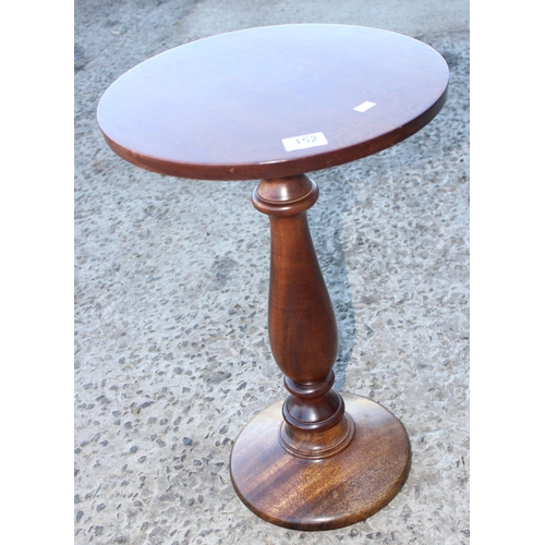 152 - A pair of antique style mahogany side table with turned supports, each approx 38cm wide x 59cm tall
