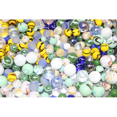 1551 - A large qty of assorted vintage glass marbles, various sizes and colours