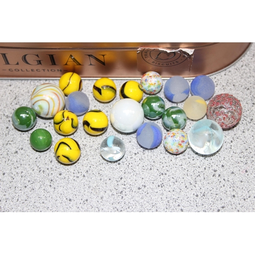 1551 - A large qty of assorted vintage glass marbles, various sizes and colours