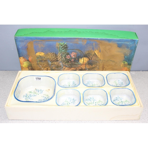 1791 - A retro 7 piece fruit salad glass serving bowl set in box