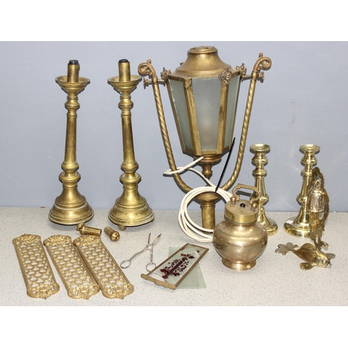 1801 - Qty of mixed antique and later brass items, to incl lantern, candle sticks, finger plates etc, appro... 