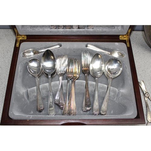 1044 - A silver plated canteen of cutlery with majority of contents and other silver plated items to inc a ... 