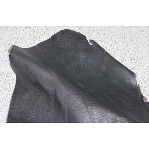 226 - Qty of leather offcuts in black, various thickness