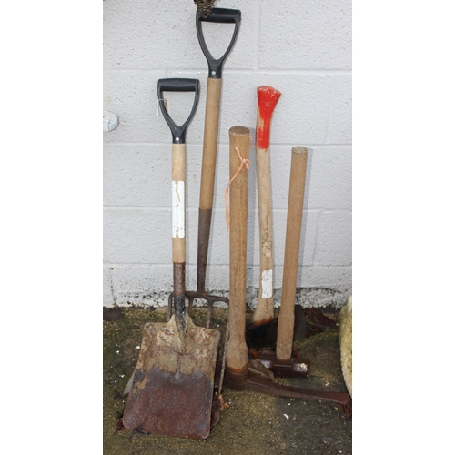 305 - Mixed lot of garden tools to include a shovel, fork & axe