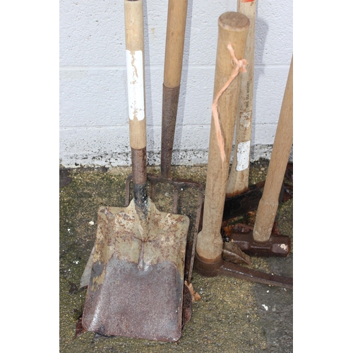 305 - Mixed lot of garden tools to include a shovel, fork & axe
