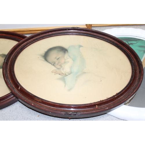 499K - Qty of prints to include 2 oval frames prints of babies and 3 underwater themes prints, a mirror and... 