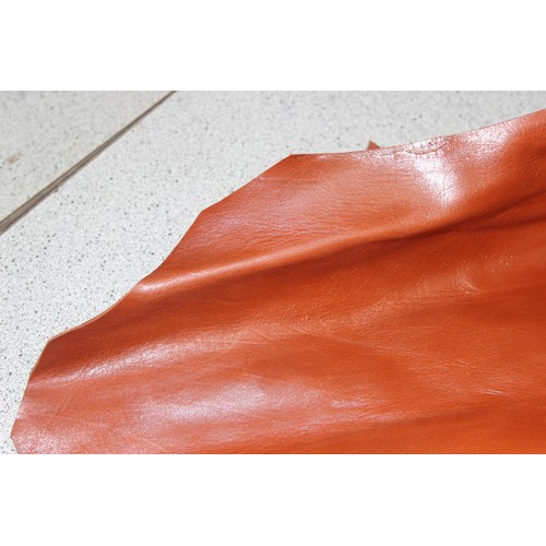 224 - Qty of leather offcuts of various thickness/shades of tan/brown