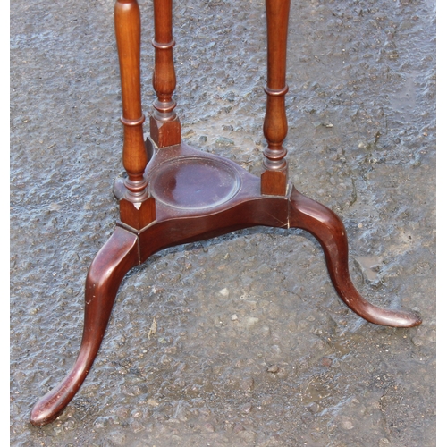 46 - An Edwardian mahogany circular topped table with Sheraton inlay, approx 53cm in diameter x 74cm tall