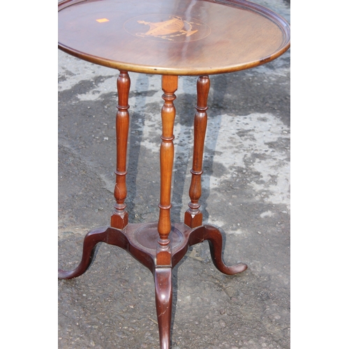 46 - An Edwardian mahogany circular topped table with Sheraton inlay, approx 53cm in diameter x 74cm tall