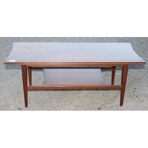 185 - A small retro coffee table with under-tier, seemingly unmarked but possibly by Richard Hornby for He... 