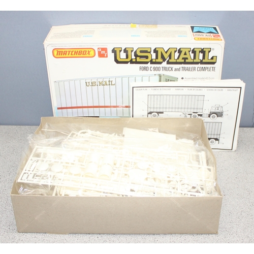 1547 - Matchbox/ AMT US Mail PK-8402 1/25th scale model kit of a Ford C-900 truck and trailer, in box