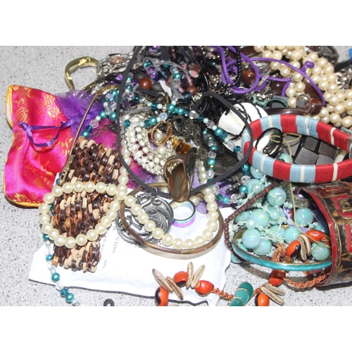 1106 - Qty of costume jewellery to include bangles and necklaces approx. 1.5kg