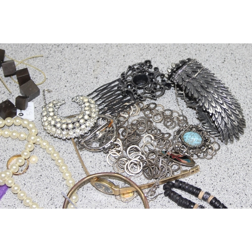 1106 - Qty of costume jewellery to include bangles and necklaces approx. 1.5kg