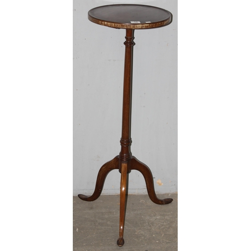 15 - An antique mahogany plant or jardinière stand standing on tripod base and with unusual specimen wood... 