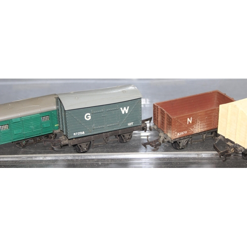 1513 - Qty of OO gauge train items, mainly rolling stock and one engine, mixed makers