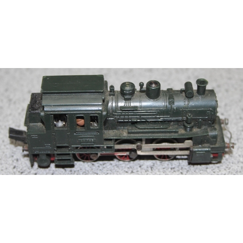 1513 - Qty of OO gauge train items, mainly rolling stock and one engine, mixed makers