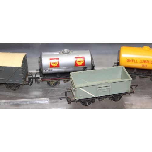 1513 - Qty of OO gauge train items, mainly rolling stock and one engine, mixed makers