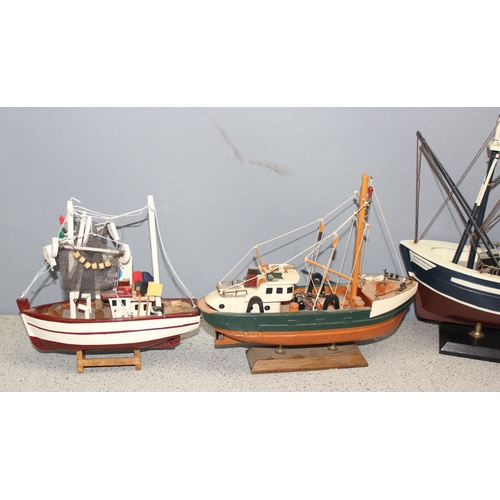 1520 - 8 assorted model boats, mainly wooden to inc trawlers & yachts