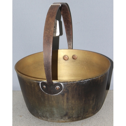 1700 - A vintage brass jam pan, approx 29cm in diameter