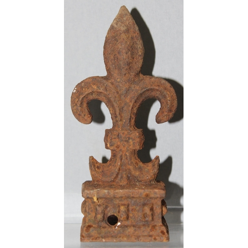 1713 - 4 cast iron Fleur de Lys fence post finials approx 15cm tall