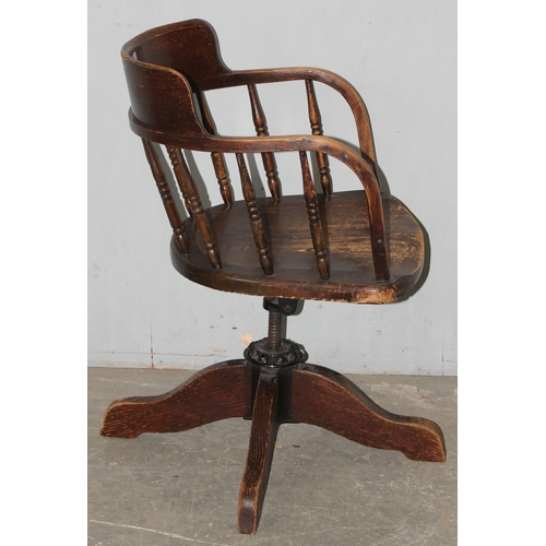 61 - An early 20th century oak desk chair with adjustable mechanism