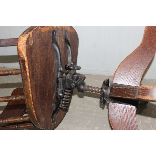 61 - An early 20th century oak desk chair with adjustable mechanism