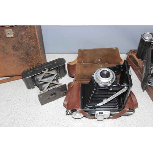 654 - Qty of vintage cameras to include Kodak