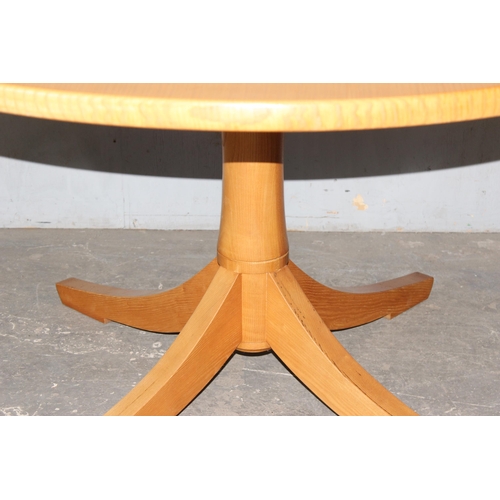 67 - A superb quality modern hardwood circular dining table on splayed feet, unknown wood, possibly ash, ... 