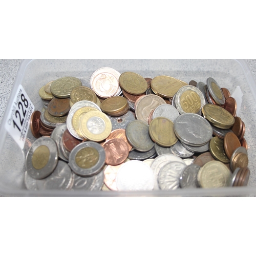 1228 - Qty of assorted mixed world and British coins, approx 1.3kg gross