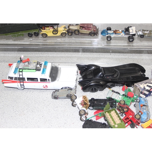 1526 - Qty of die-cast to vehicles to include examples by Matchbox and Corgi