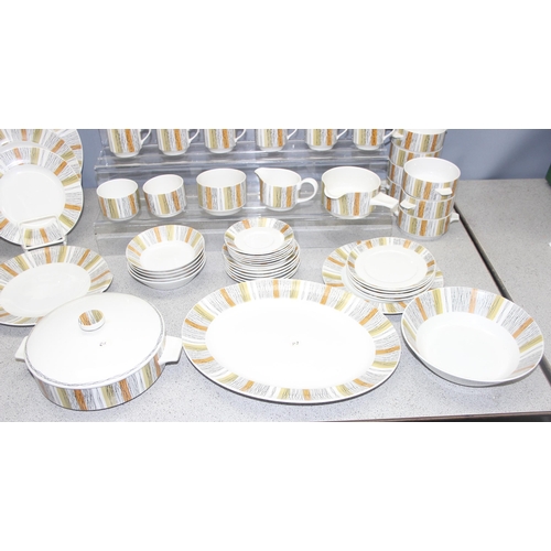 1717 - A large qty of retro Midwinter Sienna pattern dinner service and tea service ceramics