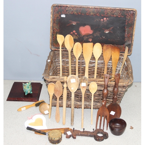 1720 - Wicker basket containing a large qty of assorted woodenware