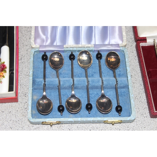 1025 - Qty of mixed silver plated items to incl coffee bean teaspoons, cruet sets, trays etc