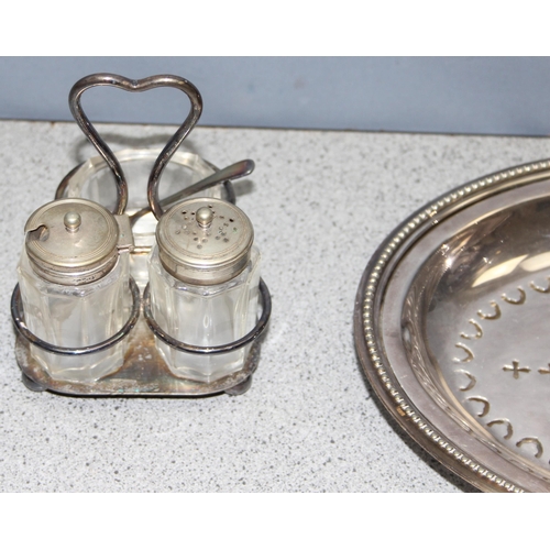 1025 - Qty of mixed silver plated items to incl coffee bean teaspoons, cruet sets, trays etc