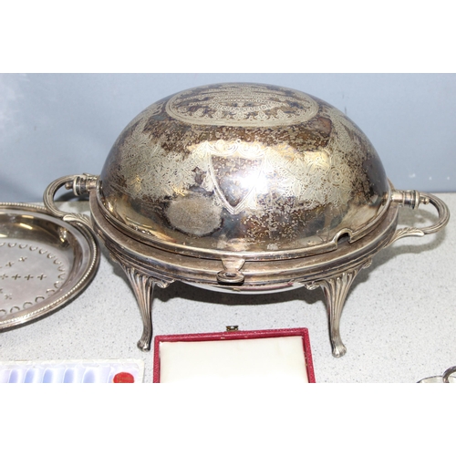 1025 - Qty of mixed silver plated items to incl coffee bean teaspoons, cruet sets, trays etc