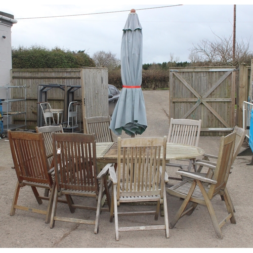 310 - A Tecknique Club extending teak garden table with umbrella and 8 teak folding garden chairs, the tab... 