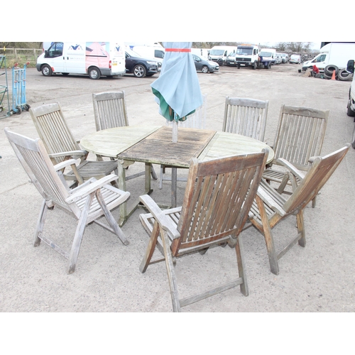 310 - A Tecknique Club extending teak garden table with umbrella and 8 teak folding garden chairs, the tab... 